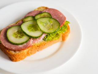 Бутерброд с колбасой